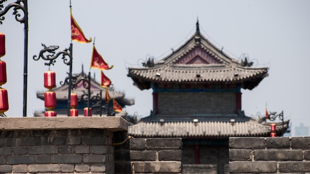 Muralla de la ciudad antigua de Xian con pagodas.