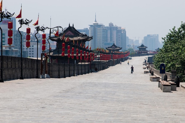 Muralla de la ciudad antigua de Xian con pagodas.