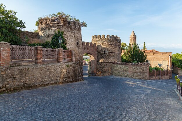 Muralla de la ciudad vieja de piedras con torres alrededor de una ciudad Sighnaghi Kakheti Georgia es la ciudad del amor