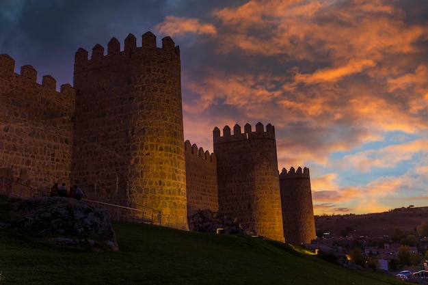 Muralla de la ciudad de Ávila una tarde con una hermosa puesta de sol, España