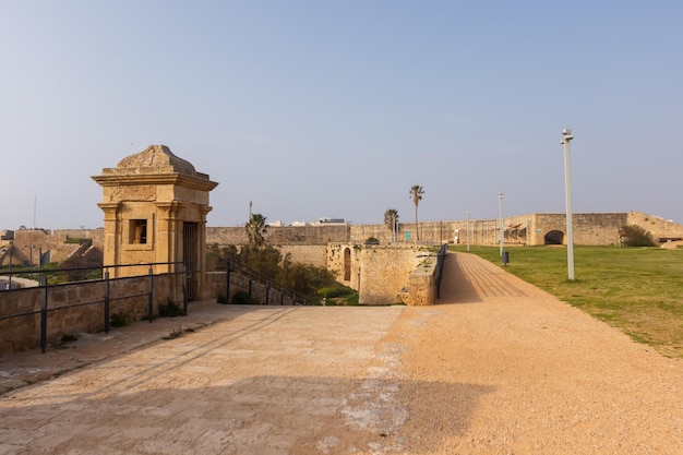 La muralla de la fortaleza de Akko con una torreta.