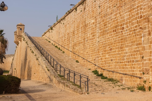 La muralla de la fortaleza de Akko con una torreta.