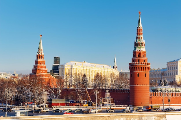 Muralla de la fortaleza y torres del Kremlin de Moscú en el soleado día de invierno