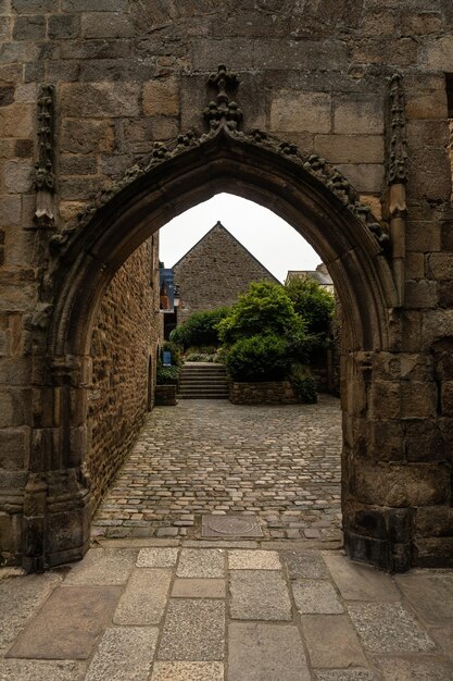 Murallas en el castillo de Dinan medieval a lo largo del río Rance en la Bretaña francesa, Francia