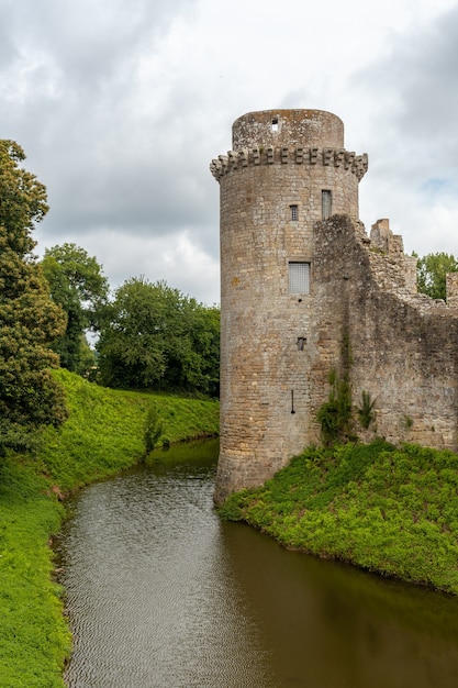 Las murallas del castillo de Hunaudaye es una fortaleza medieval, Bretaña francesa. Monumento histórico de Francia