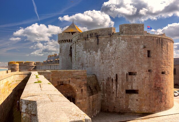 Foto murallas de la ciudad y fortificaciones en la hermosa saintmalo bretaña francia