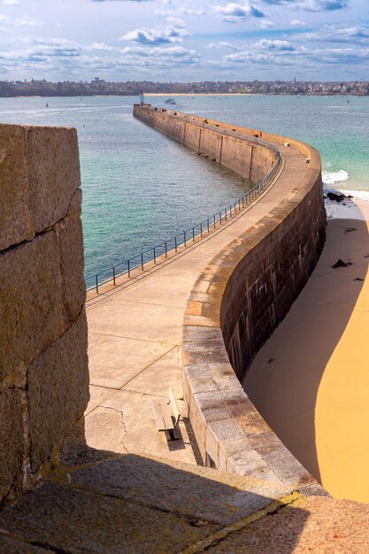 Foto las murallas y fortificaciones de la hermosa ciudad de saint malo, en gran bretaña, francia.