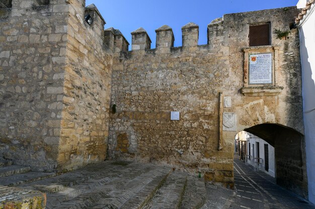 Foto las murallas de piedra de la ciudad en el casco antiguo del hermoso pueblo blanco de vejer de la frontera en un día soleado provincia de cádiz andalucía españa