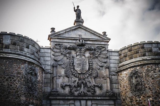 murallas de la puerta principal de la ciudad de Toledo en España, ciudad amurallada