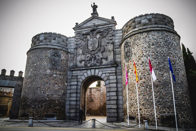 murallas de la puerta principal de la ciudad de Toledo en España, ciudad amurallada