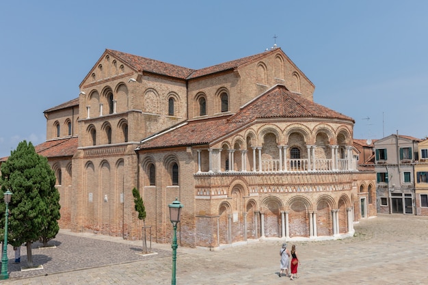 Foto murano, venecia, italia - 02 de julio de 2018: vista panorámica de la iglesia de santa maria e san donato es un edificio religioso ubicado en murano. es conocido por su pavimento de mosaico bizantino del siglo xii.