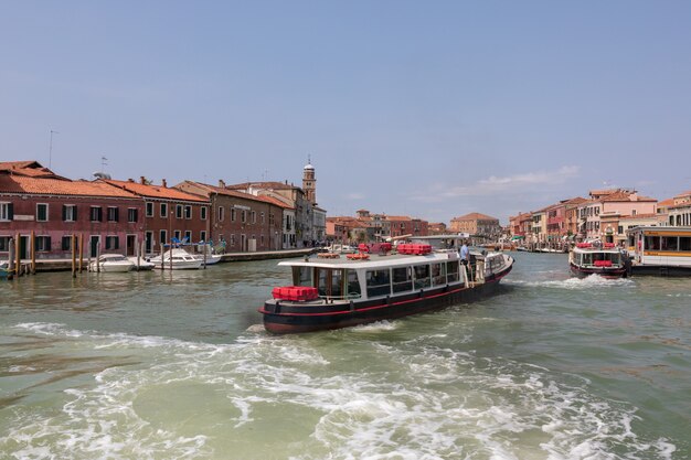 Murano, Venecia, Italia - 02 de julio de 2018: Vista panorámica de la isla de Murano es una serie de islas unidas por puentes en la laguna de Venecia, en el norte de Italia. Día soleado de verano y cielo azul.