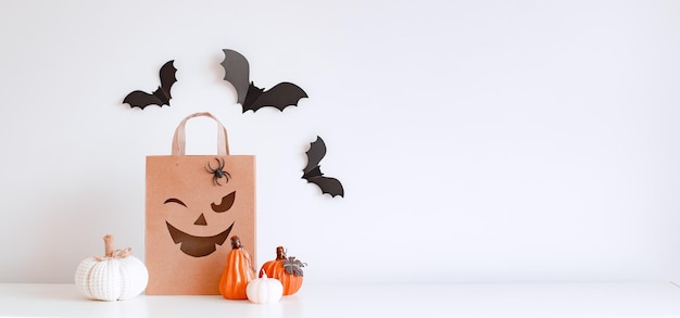 Murciélagos de calabazas de Halloween y bolsa de compras Concepto de feliz halloween