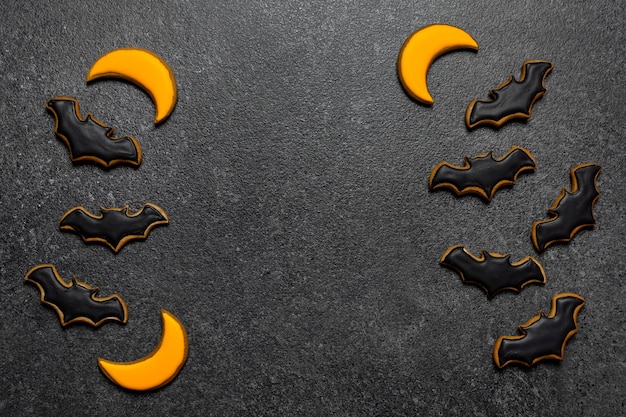 Murciélagos de galletas de Halloween en el espacio de copia de fondo gris