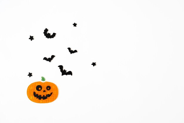 Foto murciélagos de halloween y calabaza sobre un fondo blanco.