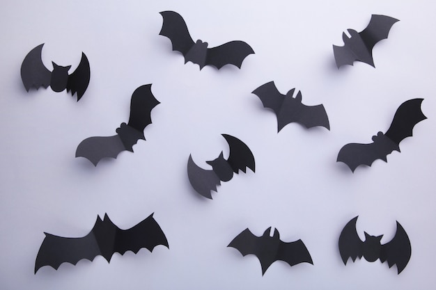 Murciélagos de papel de Halloween sobre fondo gris. Festividad de Todos los Santos
