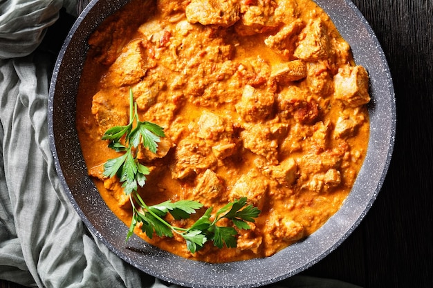 Murgh makhani caril de frango em molho de tomate