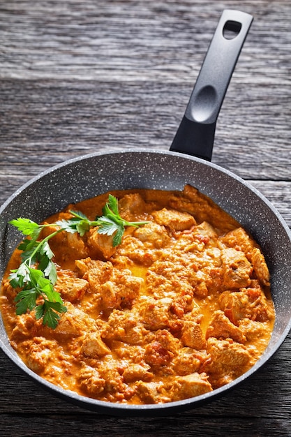 Murgh makhani curry de pollo en salsa de tomate