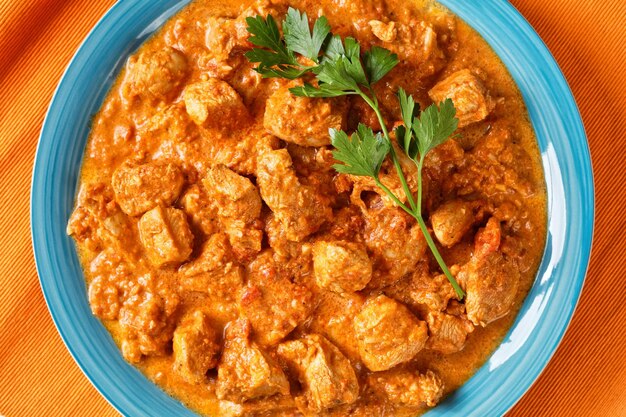 Murgh makhani curry de pollo en salsa de tomate