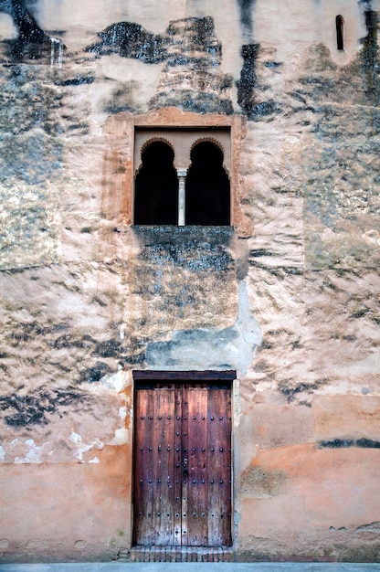 Muro de acceso a la torre interior de la alhambra en granada españa