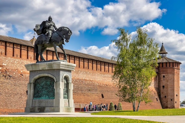 Muro antiguo de Kolomna Kremlin y Dmitry Donskoy monumento en la región de Kolomna Moscú