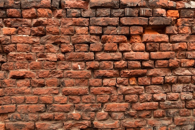 Muro de una casa de ladrillos rojos de más de 100 años