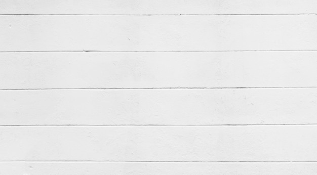 Muro de cemento blanco con linea horizontal en superficie.