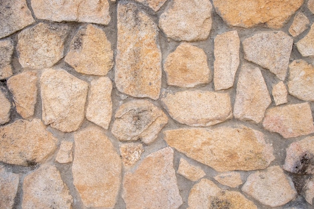 Muro construído com pedras de granito e colado com cimento