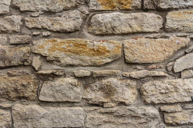 Muro de alvenaria antiga. parede de um antigo castelo na cidade velha. boa textura de pedra