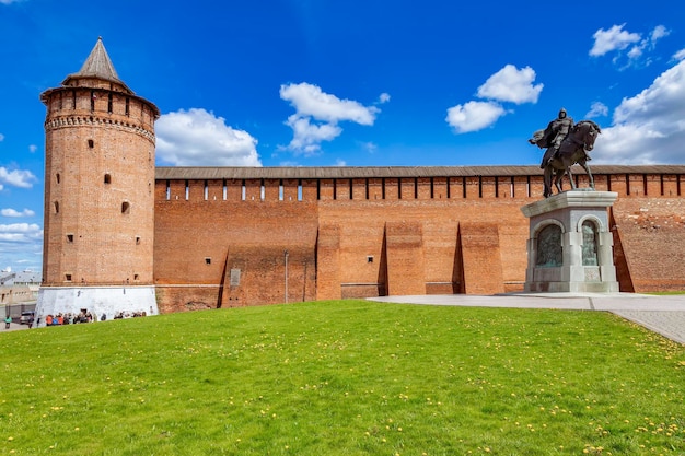 Muro de ansient do monumento de dmitry donskoy da torre de kolomna kremlin e de marinkina na região de kolomna moscou