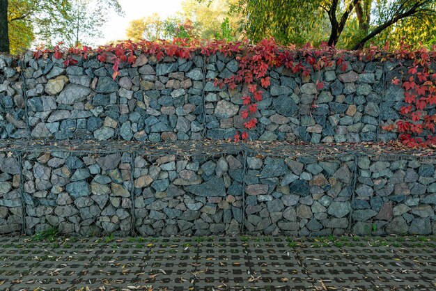 Muro de cerca de gabião de malha de aço com pedras