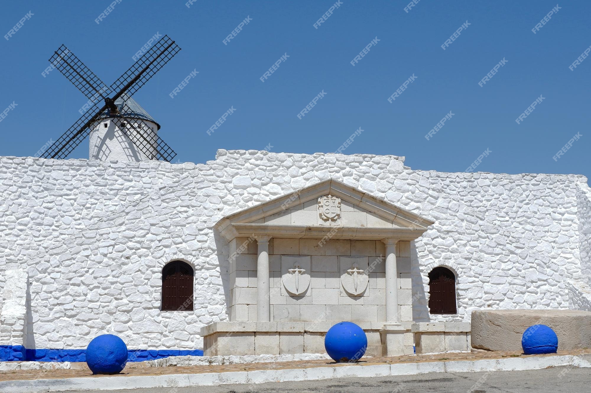 Muro de pedra branca com simbologia local em campo de criptana castilla la  mancha espanha