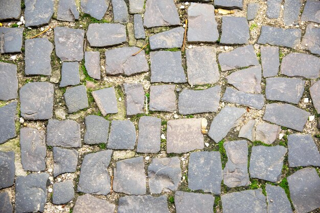 Muro de pedra com tijolos velhos na superfície do bloco de pedra cinza da cidade
