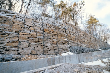 muro gabião com tela.jpg :: STRANIERI PEDRAS