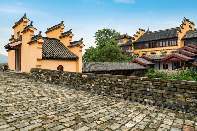 Muro de la dinastía Ming y templo Jiming en Nanjing Jiangsu China