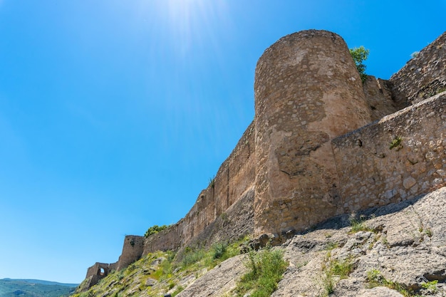 Muro do castelo da cidade medieval de Chulilla nas montanhas da comunidade valenciana