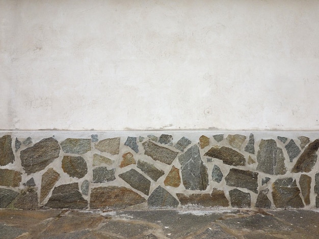 Muro de estilo industrial con acabado de piedras