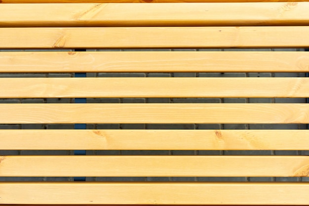Foto muro de finas lamas de madera clara. placas paralelas horizontales. fondo vacío.