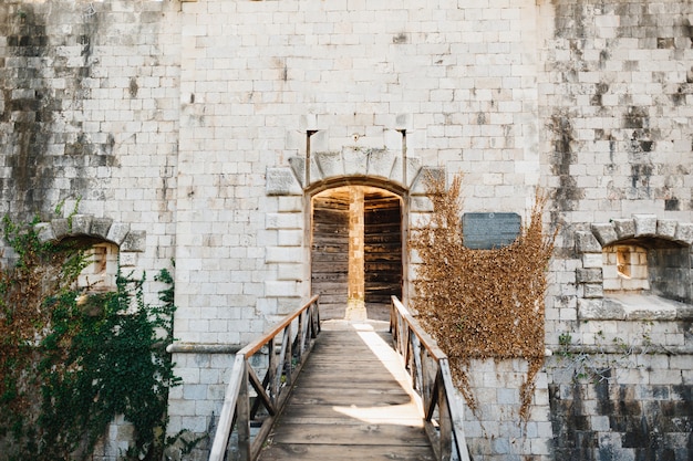 Muro de la fortaleza en la isla mamula montenegro