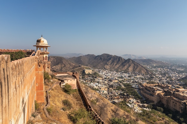 Muro de la fortaleza de Jaigarh, vista aérea en Jaipur, India.