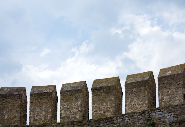 Muro de la fortaleza de Khotyn en la orilla del río Dniéster (Óblast de Chernivtsi, Ucrania). La construcción se inició en 1325, mientras que se realizaron importantes mejoras en los años 1380 y 1460.