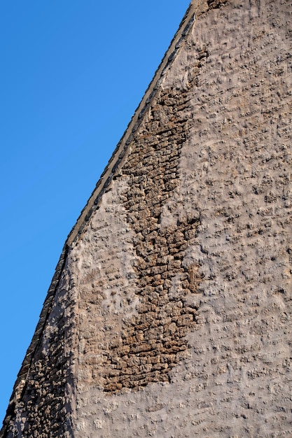 Muro de granito siendo rejuntado con mortero de cal