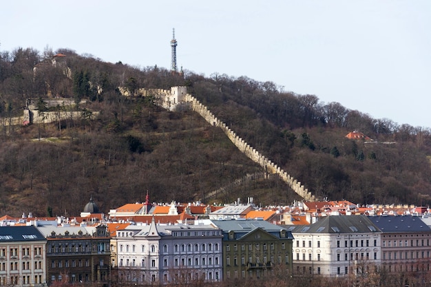 Muro del hambre en los jardines alrededor de la Torre de Petrin Praga República Checa