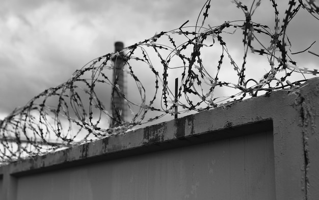 Muro de hormigón con alambre de púas en la valla