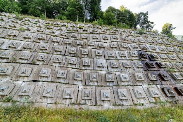 Muro de hormigón para proteger la ladera del derrumbe y la destrucción.