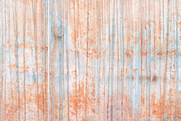 Muro de hormigón con rayas de pintura naranja