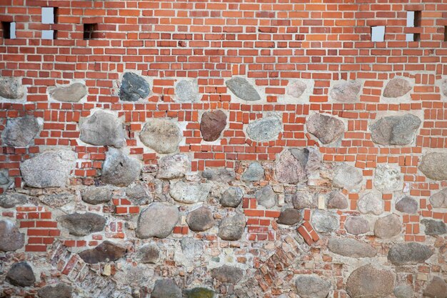 Muro de ladrillo con inserciones y ventanas Horizontal