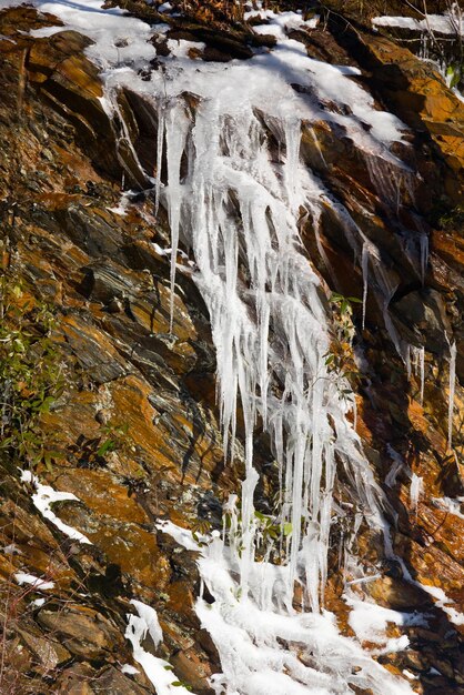 Muro de llanto en Smoky Mountains cubierto de hielo