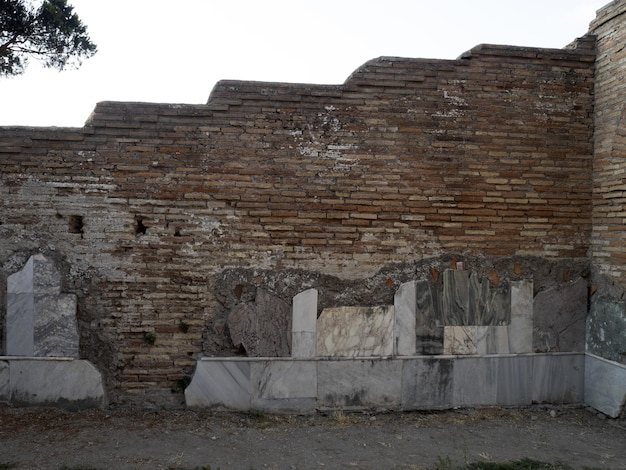 Muro de mármol antiguas ruinas arqueológicas de ostia