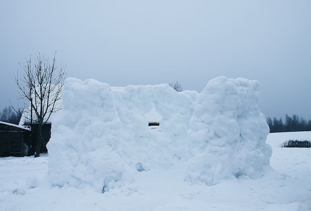 Foto muro de nieve en el ámbito rural.